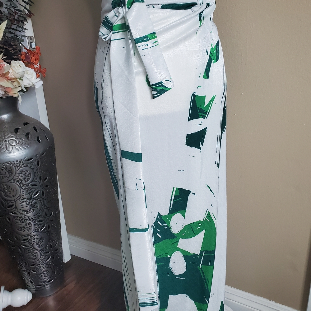 Diarrablu White and Green Patterned Wrap Skirt